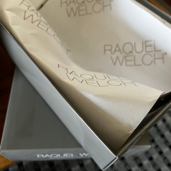 Raquel Welch Simmer Wig-New Never Worn - Picture 5 of 6